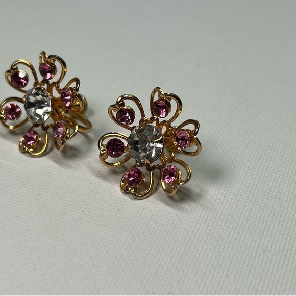 VINTAGE Gold Tone Flower Shaped Screwback Earrings w/ Pink and Clear Rhinestones - Picture 5 of 9